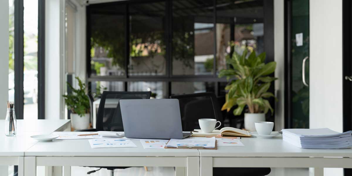 Repasovaný notebook na stole